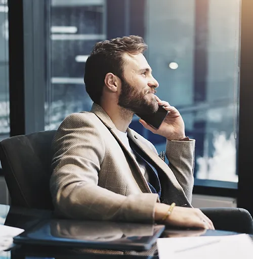 Geschäftsmann telefoniert im modernen Büro mit dem Smartphone