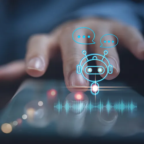 Hand bedient ein Smartphone mit KI-Chatbot-Oberfläche